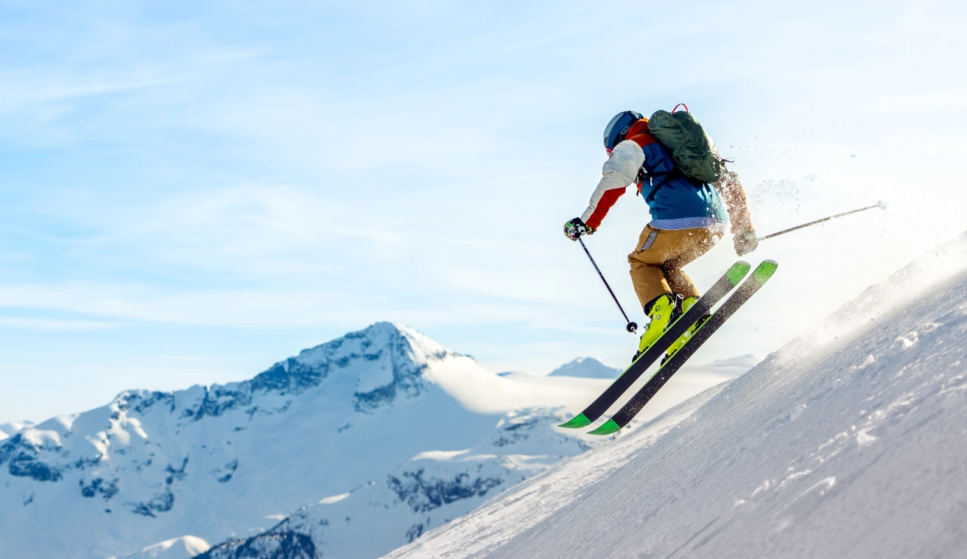personne en train de faire une descente à ski en montagne