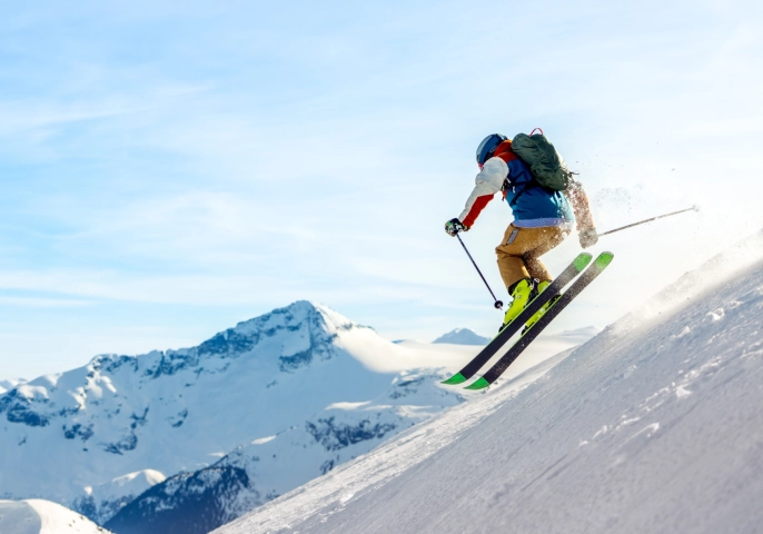 personne en train de faire une descente à ski en montagne