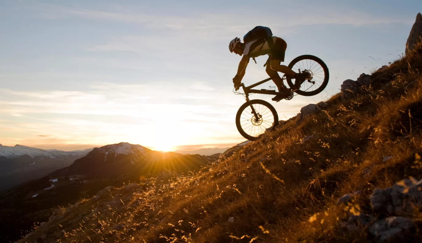 image plan large vélo en montagne au coucher de soleil