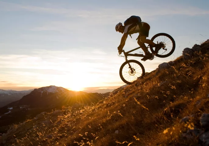 image plan large vélo en montagne au coucher de soleil