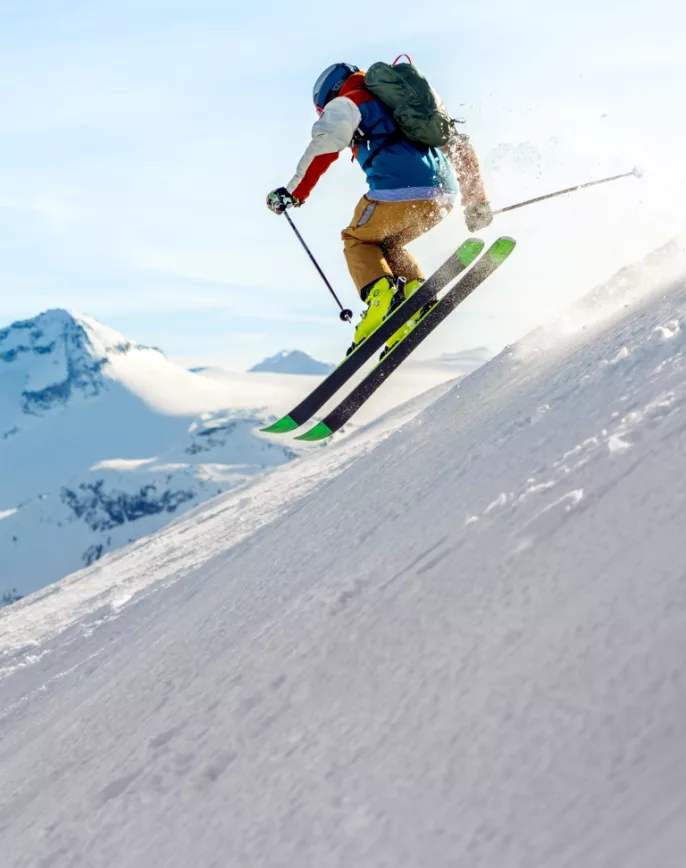 personne en train de faire du ski de descente en montagne